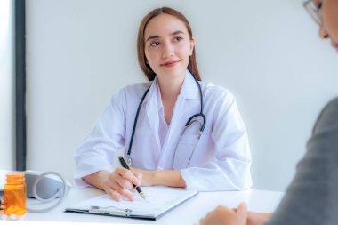 Doktorun tavsiyesi sağlık muayenesi sonuçlarını rapor etmekte ve hastalara, mesleki danışmanlık tıbbi kontrol programı kavramına ilaç önermektedir..