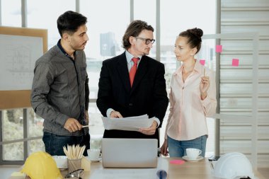 İnşaat planı çizimleri, çalışma planı ve inşaata başlamadan önce işleri dağıtmak için mühendis ekibi toplantısı.