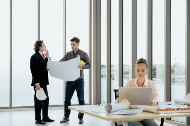 İnşaat planı çizimleri, çalışma planı ve inşaata başlamadan önce işleri dağıtmak için mühendis ekibi toplantısı.