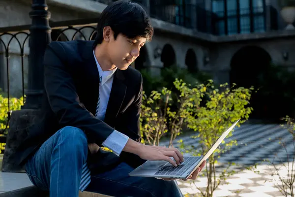 Başarılı iş adamı yatırımcılar, iş hedeflerini belirlemek ve açık hava otelinden hedeflere ulaşmak için internet ya da video üzerinden uzaktan iletişim kurmak için dizüstü bilgisayar kullanıyorlar..