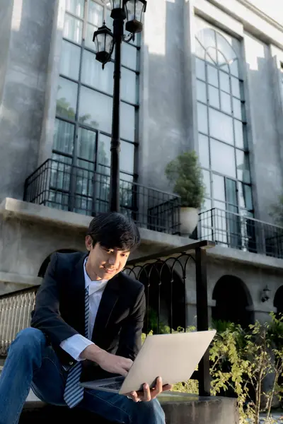 Başarılı iş adamı yatırımcılar, iş hedeflerini belirlemek ve açık hava otelinden hedeflere ulaşmak için internet ya da video üzerinden uzaktan iletişim kurmak için dizüstü bilgisayar kullanıyorlar..