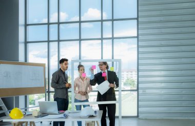İnşaat planı çizimleri, çalışma planı ve inşaata başlamadan önce işleri dağıtmak için mühendis ekibi toplantısı.