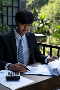 İş adamlarının elinde kalem tutan muhasebeci hesap makinesi ve dizüstü bilgisayar analizi zorlu iş hedefleri belirleme grafiği ve merkez ofisindeki hedefe ulaşmaya hazır.