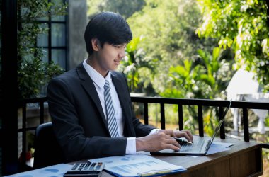 İş adamlarının elinde kalem tutan muhasebeci hesap makinesi ve dizüstü bilgisayar analizi zorlu iş hedefleri belirleme grafiği ve merkez ofisindeki hedefe ulaşmaya hazır.