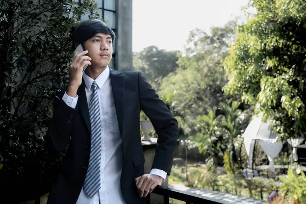 Başarılı iş adamı yatırımcılar, iş hedeflerini belirlemek ve merkez ofisten hedeflere ulaşmak için internet veya video üzerinden uzaktan iletişim kurmak için akıllı telefonları kullanıyorlar..