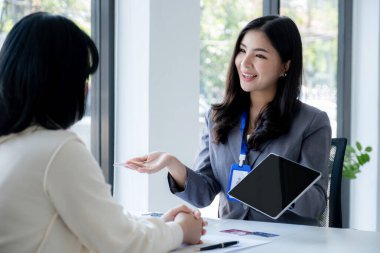 Çalışanların müşterilerine sahte kredi kartı ödemeleri var. İndirim ve hayat sigortası yapmaya hazır..
