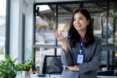 İş kadınları yönetimi ayakta duruyor ve iş gelirlerini artırmak için stratejiler planlıyor. Çalışan bir finans grafik analizi yapın ve yeni hedefin başarısını tartışın.