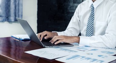 İş adamlarının muhasebecisi, iş hedeflerini belirlemek ve merkez ofisteki hedefe ulaşmak için bilgisayarı analiz etti..