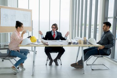 İnşaat planı çizimleri, çalışma planı ve inşaata başlamadan önce işleri dağıtmak için mühendis ekibi toplantısı.