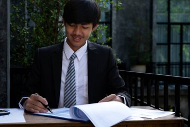 İş adamlarının elinde kalem tutan muhasebeci hesap makinesi ve dizüstü bilgisayar analizi zorlu iş hedefleri belirleme grafiği ve merkez ofisindeki hedefe ulaşmaya hazır.