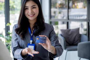 Çalışanların müşterilerine sahte kredi kartı ödemeleri var. İndirim ve hayat sigortası yapmaya hazır..