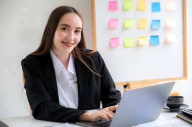 İş kadınları muhasebecisi, iş hedeflerini belirlemek ve merkez ofisteki hedefe ulaşmak için bilgisayarın analizini kullandı..