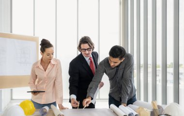 İnşaat planı çizimleri, çalışma planı ve inşaata başlamadan önce işleri dağıtmak için mühendis ekibi toplantısı.