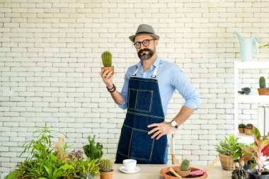 Hipster yaşlılar, sürdürülebilir emeklilikten sonra kentsel bahçe işleri hobisi olan ağaçlarla ilgileniyorlar..