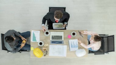 İnşaat planı çizimleri, çalışma planı ve bina başlamadan önce işleri dağıtmak için mühendis ekibi toplantısı. en üstteki görünüm