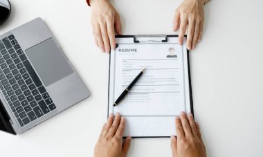 İş idaresi yöneticileri, iş başvurusunda bulunanlarla toplantı odasında görüşüyor..