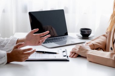 İş idaresi yöneticileri, iş başvurusunda bulunanlarla toplantı odasında görüşüyor..