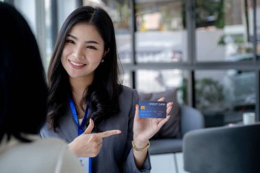 Çalışanların müşterilerine sahte kredi kartı ödemeleri var. İndirim ve hayat sigortası yapmaya hazır..