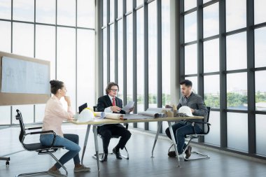 İnşaat planı çizimleri, çalışma planı ve inşaata başlamadan önce işleri dağıtmak için mühendis ekibi toplantısı.