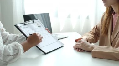 İş idaresi yöneticileri toplantı odasında iş başvurusunda bulunanlarla görüşüyor..