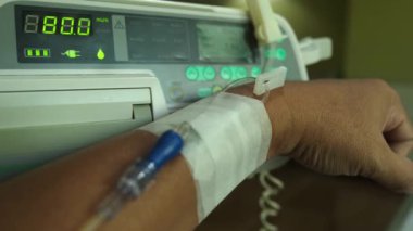 Salin kollu, damlatan serum takılı bir hastane ortamında..