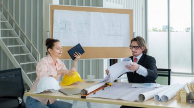 İnşaat planı çizimleri, çalışma planı ve inşaata başlamadan önce işleri dağıtmak için mühendis ekibi toplantısı.