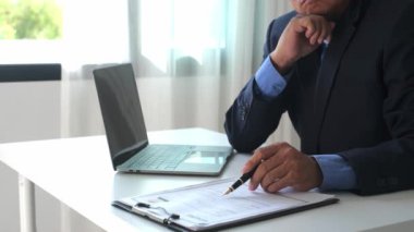 İcra kurulu başkanı iş başvurusu belgelerini kontrol eden işadamı özgeçmişleri, görüşmeleri ve ofis odasındaki sözleşmeyi onaylamak için imzaları atıyor..