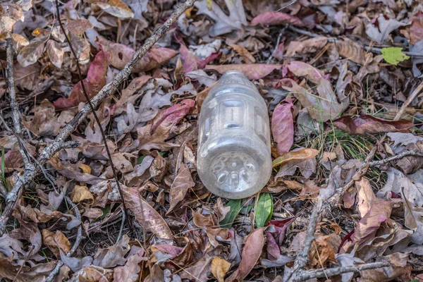 Una Grande Bottiglia Plastica Che Giace Lungo Sentiero Mucchio Foglie — Foto Stock
