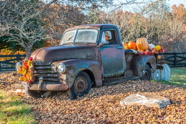 Een Oude Vintage Roestige Truck Buiten Versierd Met Herfst Vakantie — Stockfoto