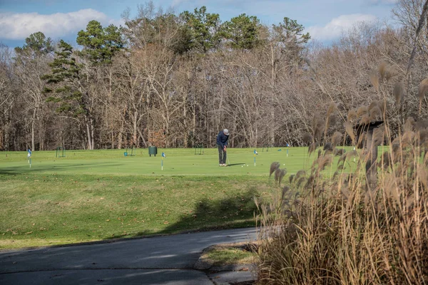Man Som Övar Att Träna Greener Golfbana Utomhus Solig Dag — Stockfoto