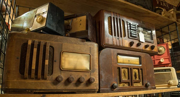 Variety Vintage Table Top Radios Grouped Together Shelf Indoors Closeup — Stock Photo, Image