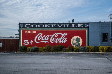 Cookeville, Tennessee USA - 21 Aralık 2022 Coca-Cola 'nın eski reklam tabelasını şehir merkezindeki bir binanın tamamına yeni boyamış. 