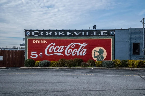 Cookeville, Tennessee USA - 21 Aralık 2022 Coca-Cola 'nın eski reklam tabelasını şehir merkezindeki bir binanın tamamına yeni boyamış. 
