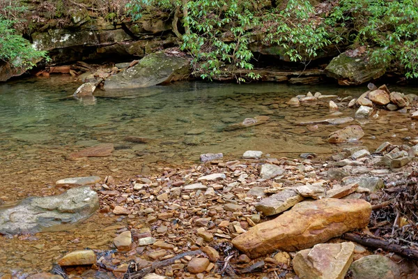 Água Limpa Transparente Riacho Com Rochas Coloridas Pedras Uma Vista — Fotografia de Stock