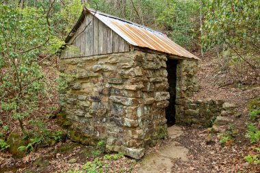 Tennessee 'deki Kara Dağ' da bir pınar evi. Eskiden gerekli olan suyu barındırıyor. Dağdan iniyor ve içinde havuzlar oluşuyor.