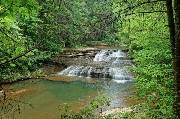 テネシー州の初夏の森のダスキン クリークに流れる白い松のカスケードと呼ばれる滝 — ストック写真