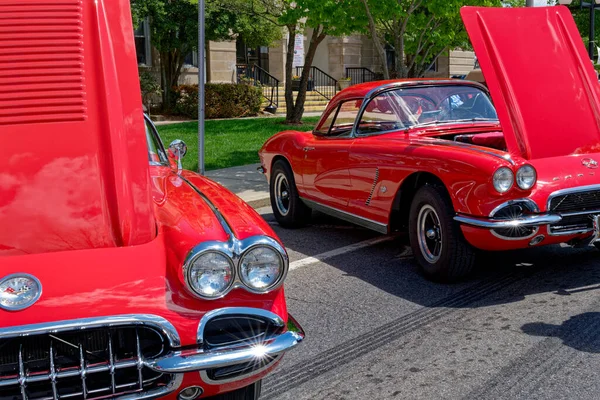 美国田纳西州克罗斯维尔 2023年4月22日在春日的一个阳光灿烂的日子里 两个1960年代的红色雪佛兰科维特轿车与盖在大街上的主要街道上的部分景观 — 图库照片