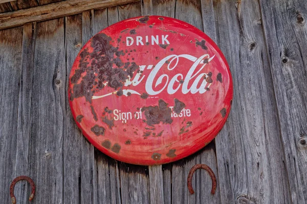 Clarkrange, Tennessee USA - 25 Mart 2023 Coca-Cola 'nın eski bir porselen levhası.