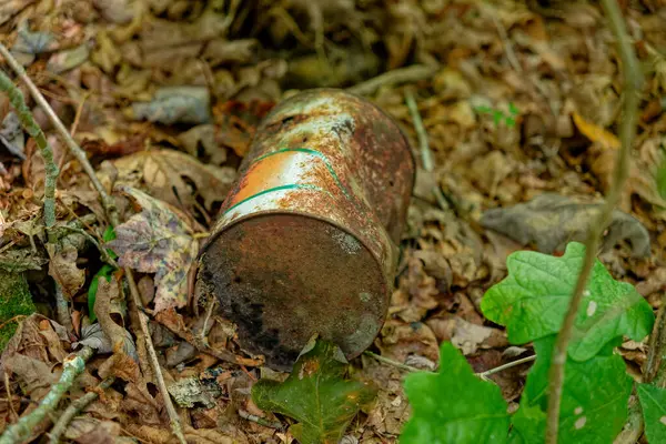 錆びたアウトは森林で分解することができ おそらく落ちた葉に囲まれた地面に油が敷かれ 屋外のクローズアップビュー — ストック写真