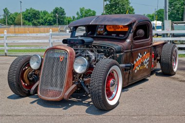 Lübnan, Tennessee USA - Haziran 09, 2023 Baharın sonlarında güneşli bir günde, bir bahar araba fuarında sergilenmekte olan bir hot rod veya bir rat rod.