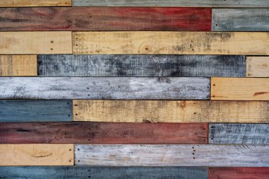 Gerçek palet ahşap. Bazıları boyalı, bazıları çivili. Pis bir görünüm. Yatay duvar görüntüsü.