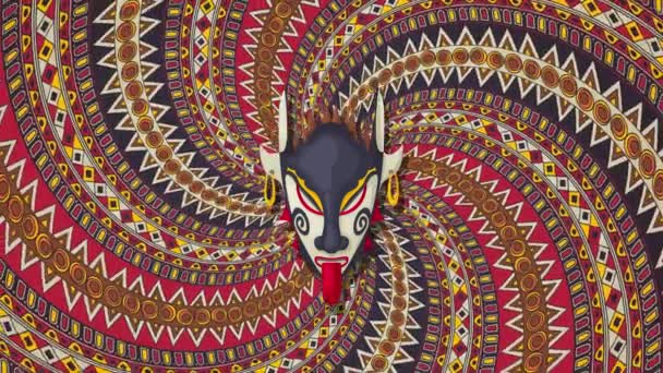回転する螺旋状の背景 ループアニメーション上の部族のマスク — ストック動画