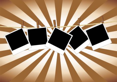 Fotoğraflar arka planda bir ipte asılı.