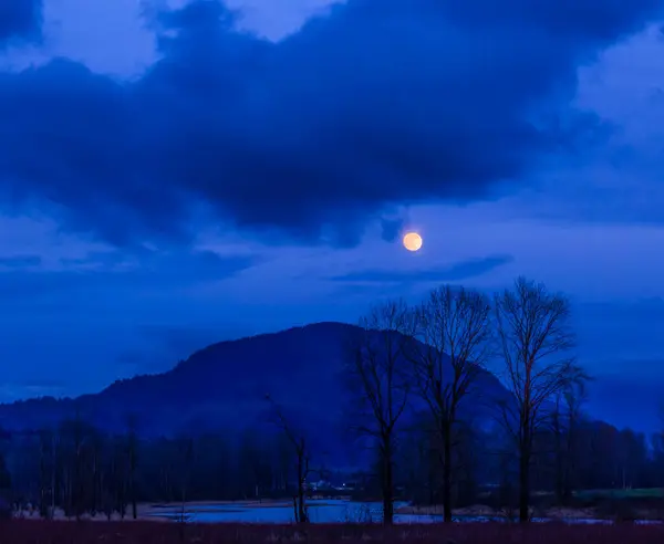 Светящаяся Полная Луна Облачном Небе Над Силуэтом Горы Village Harrison Стоковая Картинка