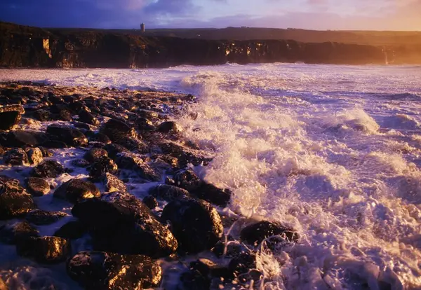 Valurile Prăbușesc Împotriva Țărmului Comitatul Doolin Clare Irlanda fotografii de stoc fără drepturi de autor