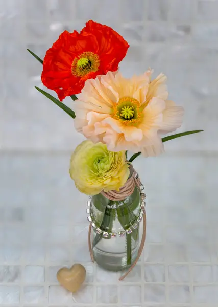 Kilátás Felülről Színes Mák Ranunculus Egy Üveg Váza Csomagolva Bőr Stock Kép