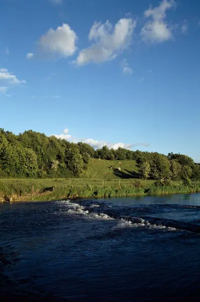 Flusslauf Vorbei Ackerland lizenzfreie Stockbilder