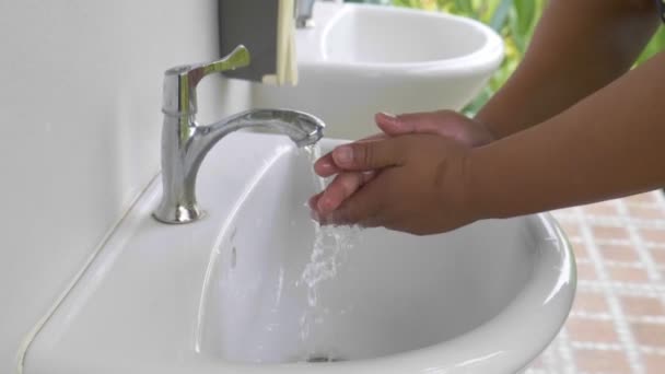 Homme Lave Main Avec Gel Lavage Eau Propre — Video