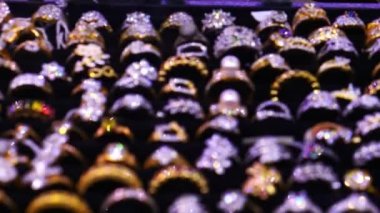 Cam bir dolapta mücevher tezgahı..