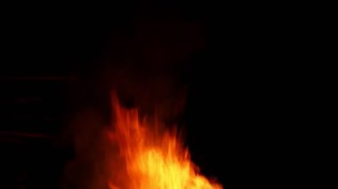 Gece karanlığında yangın.